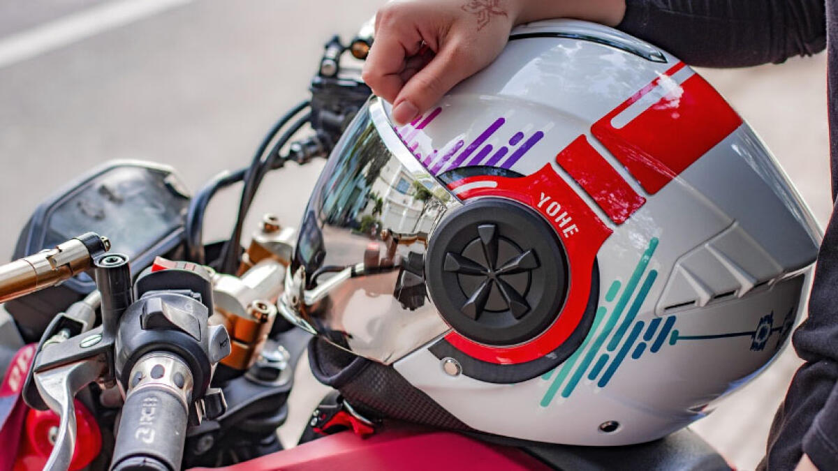 Litiga con i familiari in strada e li prende a colpi di casco - 