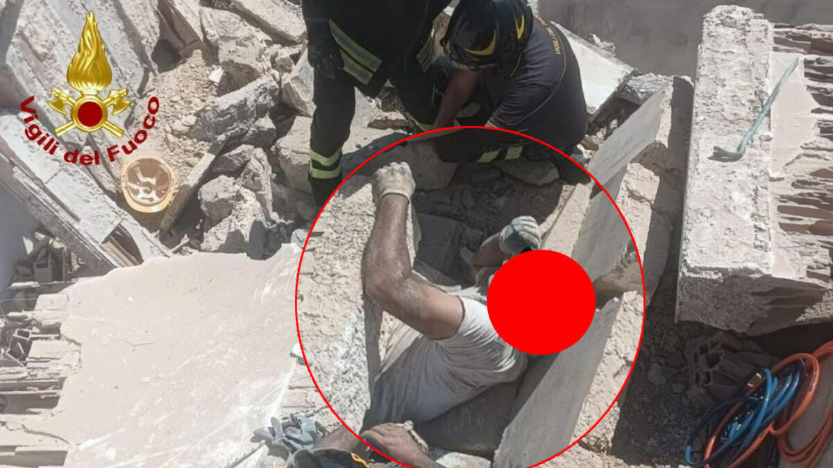 Crolla solaio, tre persone sotto alle macerie - 