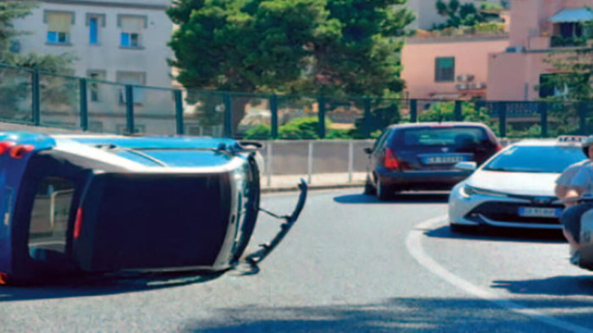 Smart si ribalta e invade la corsia opposta - 