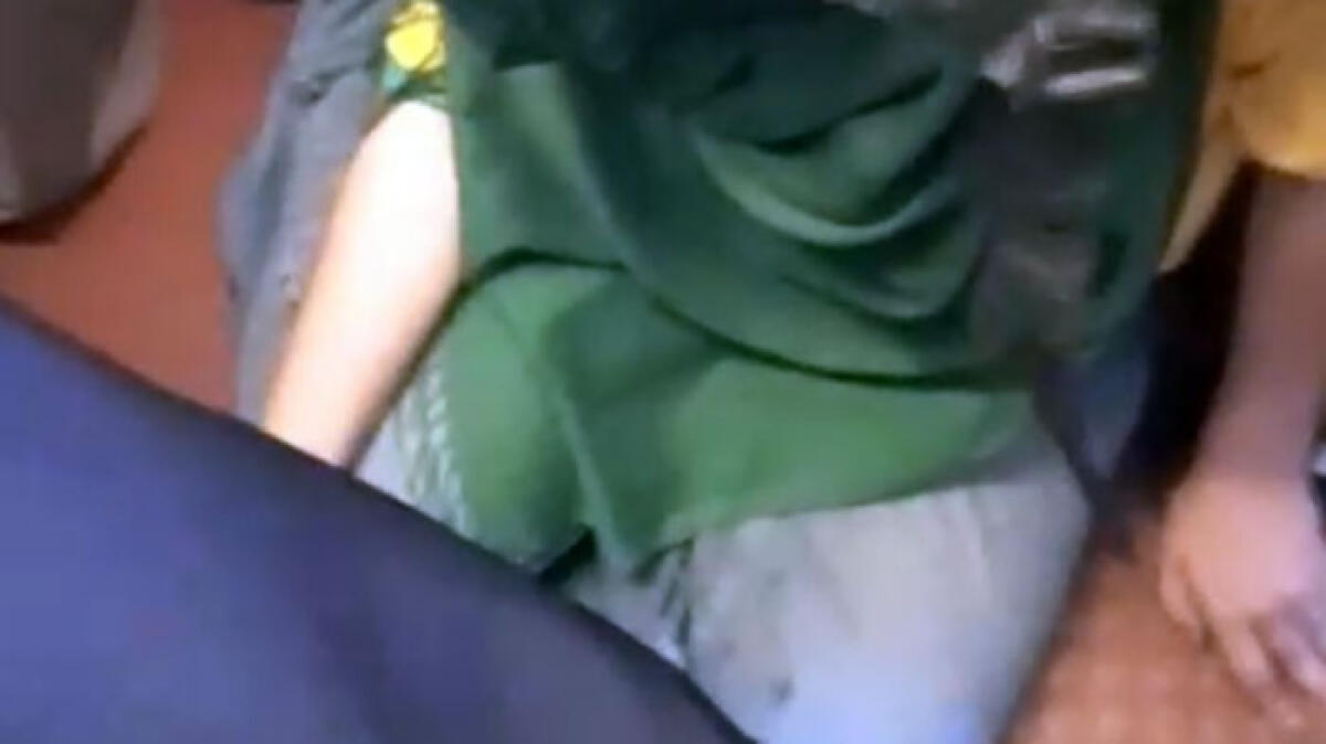 Gran caldo e folla in Circumvesuviana, ragazza si sente male sul treno - 