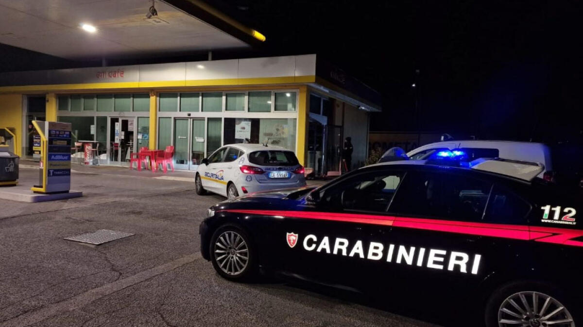 Rapina con spari dal benzinaio a Sant'Anastasia, malvivente centrato da un colpo - 