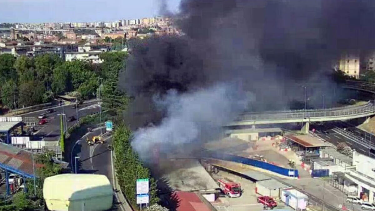 L'auto va in fiamme, il fuoco avvolge un capannone - 