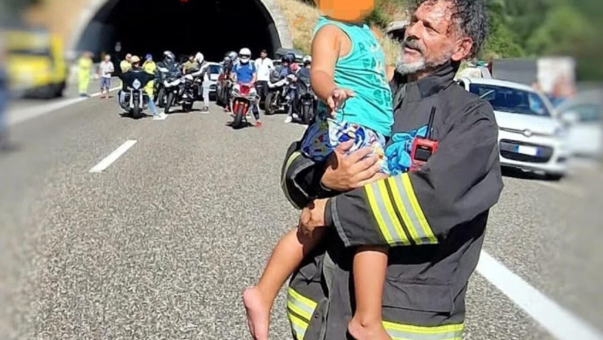 Il pompiere salva il bimbo dall'auto in fiamme: "Ti voglio bene" - 