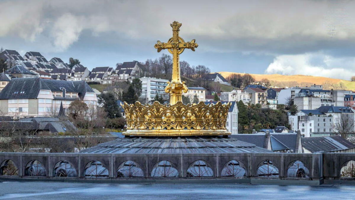Va a Lourdes, malata di sclerosi multipla torna a camminare - 