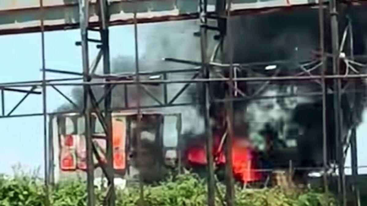 Furgone avvolto dalle fiamme sull'Asse Mediano - 