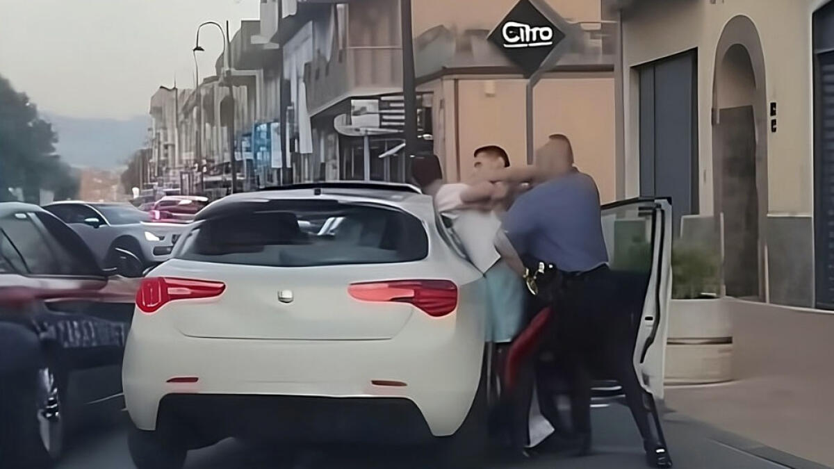 Folle fuga in centro, tirato fuori dall'auto e bloccato - GUARDA IL VIDEO - 