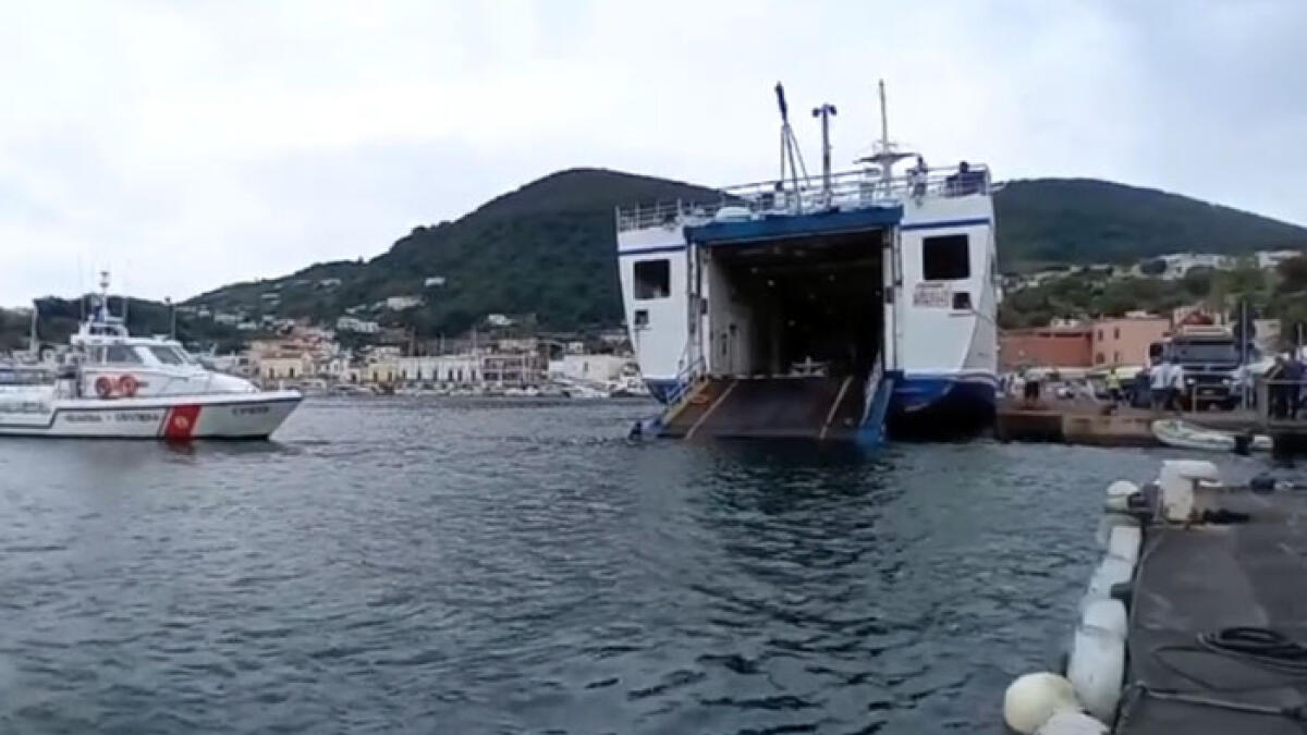 Traghetto in ritardo, passeggero punta coltello contro il personale - 