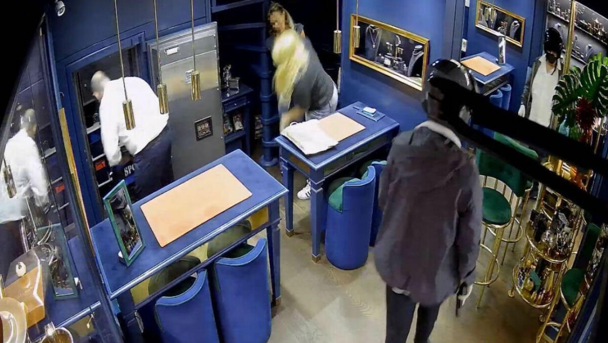 Rapina e sequestro di persona nella nota gioielleria - 
