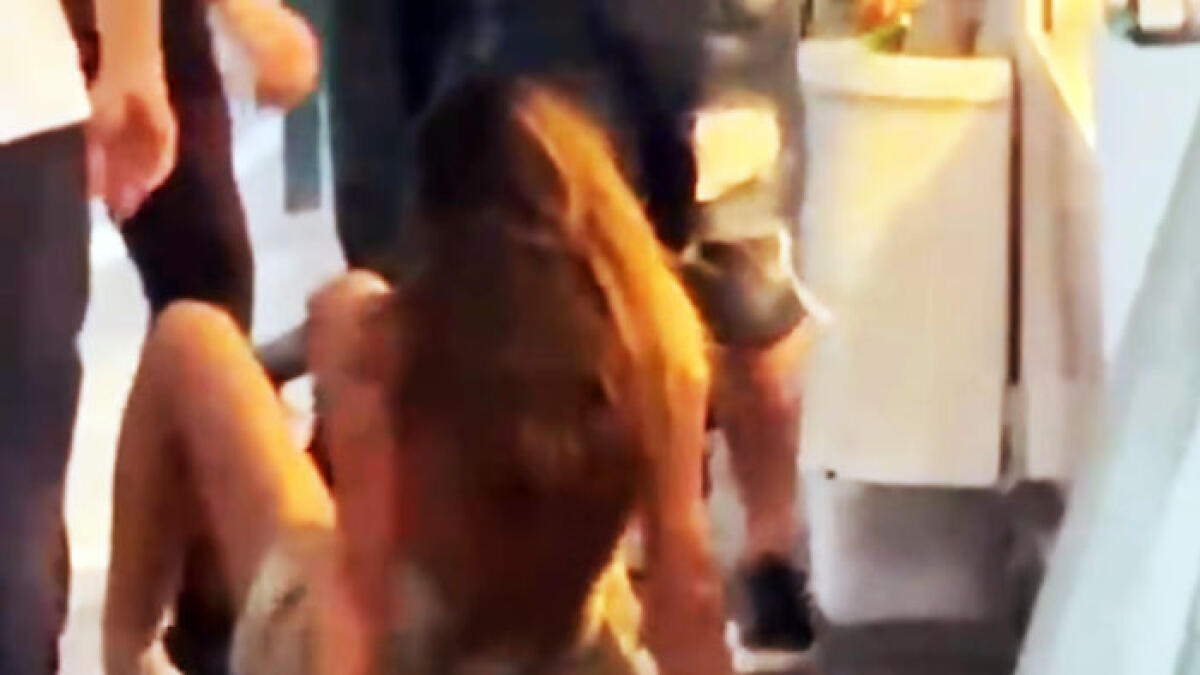 Ragazza presa a botte all'alba, il video è virale - GUARDA QUI - 