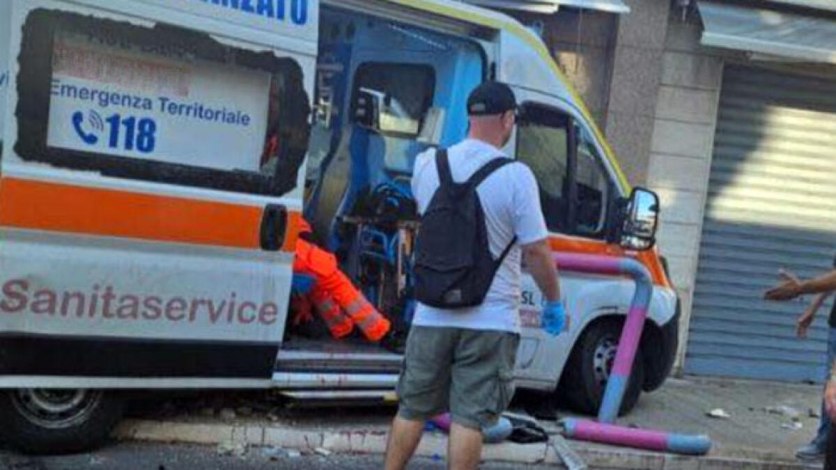 Incidente tra auto e ambulanza, tutti feriti - 