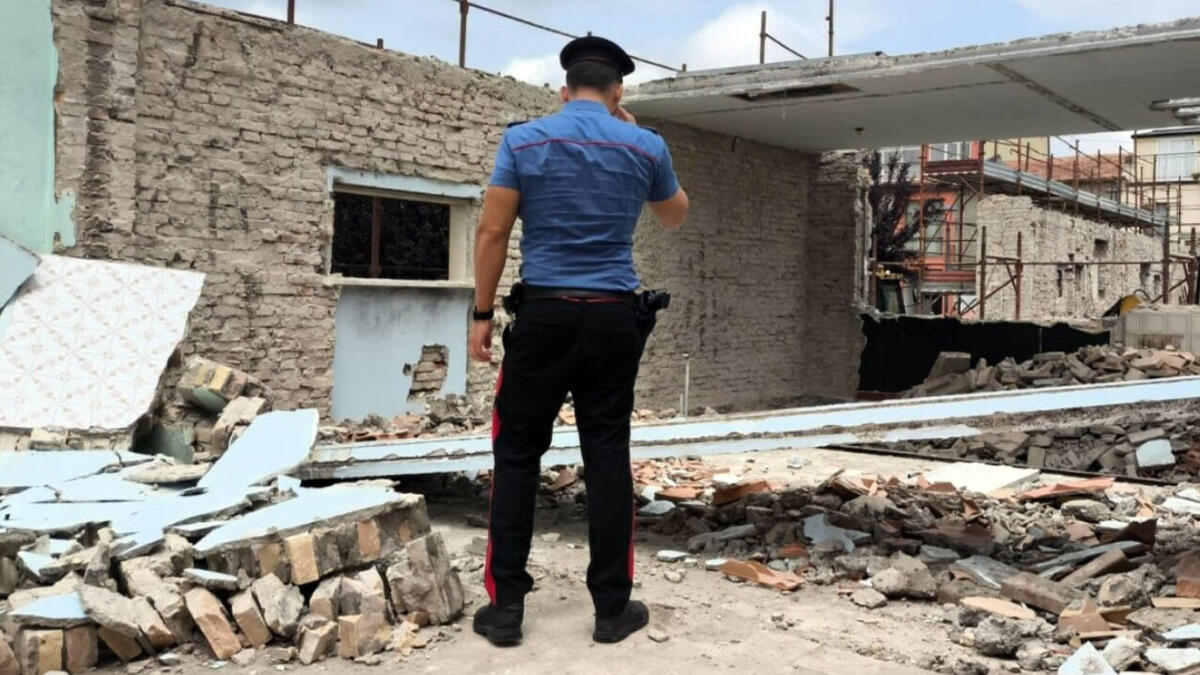 Corpo senza vita accanto al cantiere, è di un operaio - 