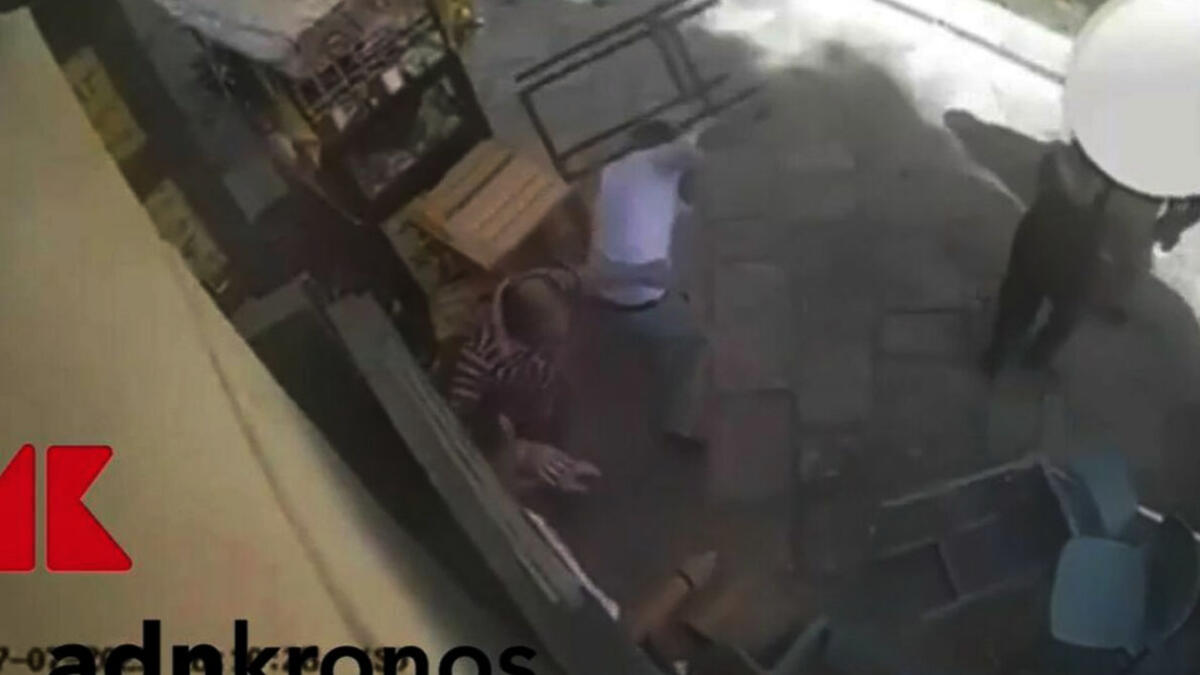 L'assessore difende il titolare di un bar e viene preso a sediate - 