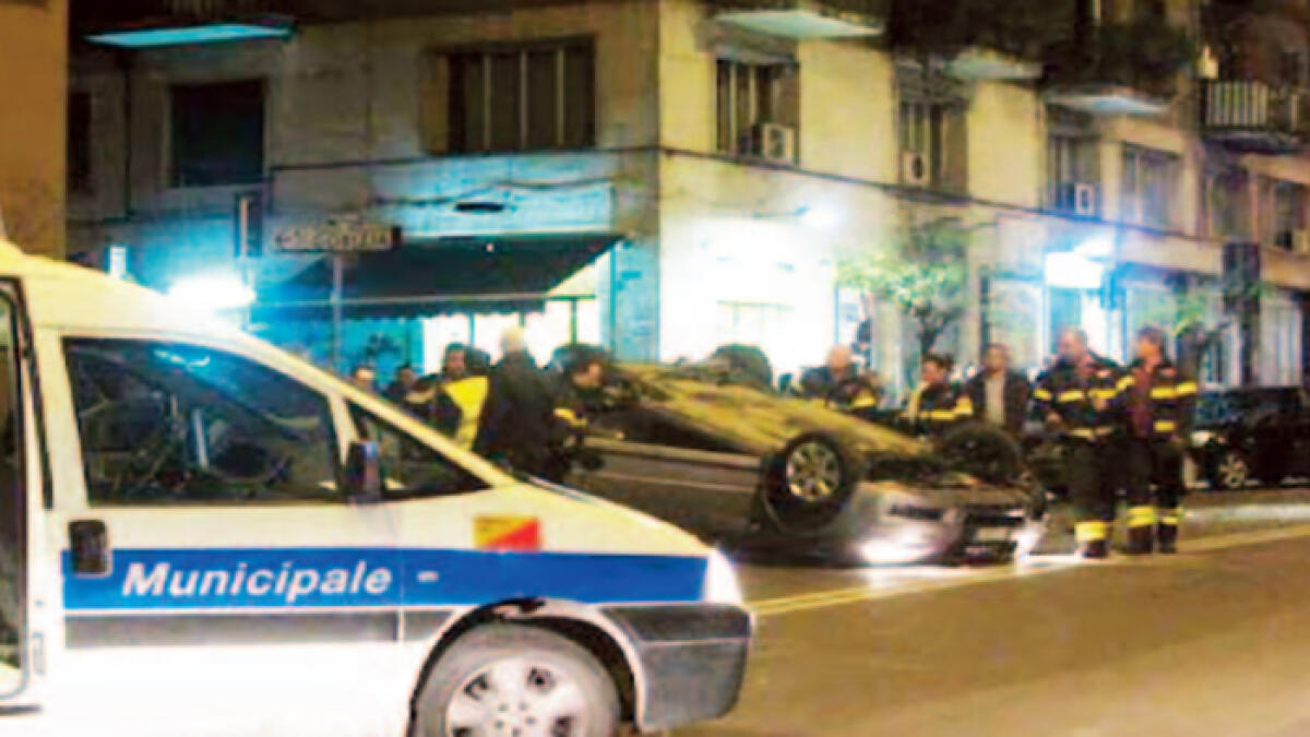 Incidente con una moto, auto si ribalta - 