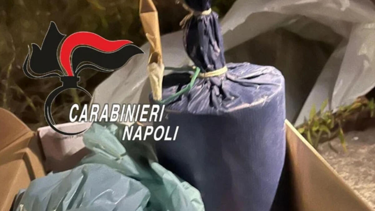 In casa con un grosso ordigno e mezzo chilo di droga - 