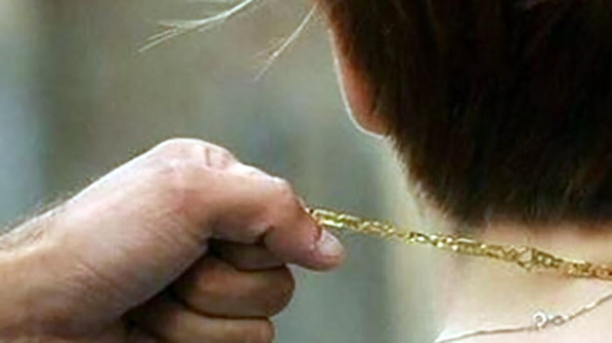 Donna scippata nei Paesi Vesuviani - 