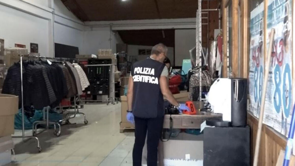 Ladri nello showroom, portati via abiti firmati e Rolex da 80mila euro - 