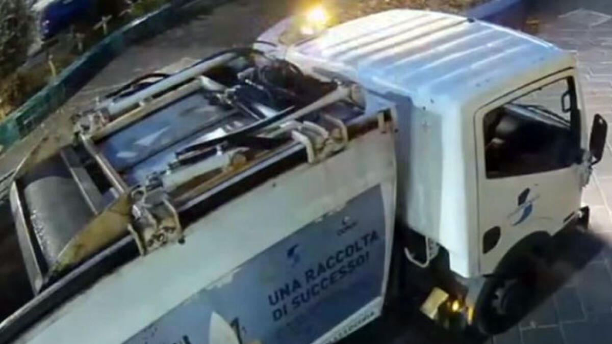 Netturbino urina in strada, ora rischia il licenziamento - 