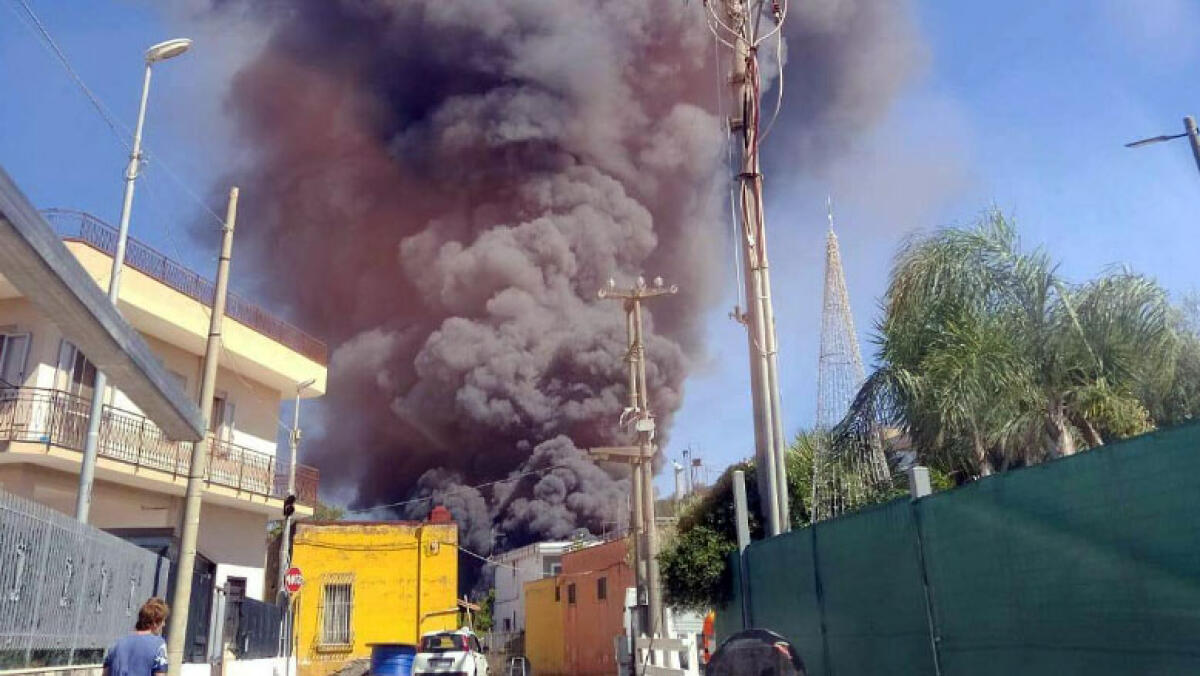Grave incendio a Pompei, fumo visibile in gran parte dei Paesi Vesuviani - 