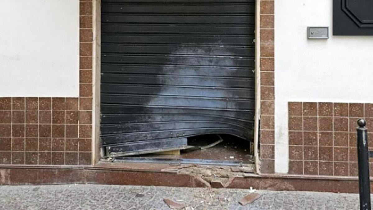 Prima una bomba carta contro una pizzeria, poi fiamme alla saracinesca del barbiere - 