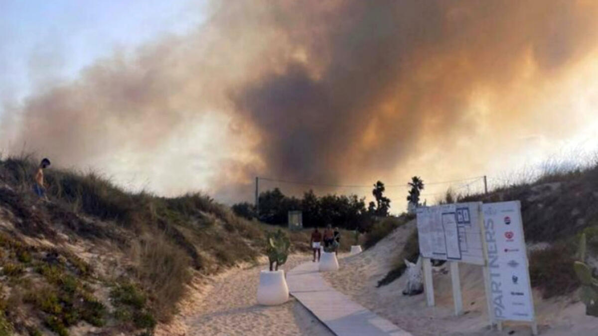 Incendio a ridosso dei villaggi, turisti evacuati e bagnanti in fuga - 