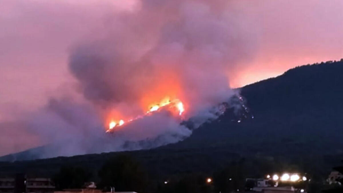 Incendio sul Vesuvio, scatta la mobilitazione nazionale ed arriva l'Esercito - 