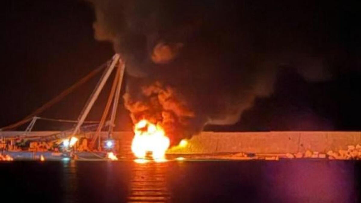 Mega-Yacht distrutto dalle fiamme in Cilento - 