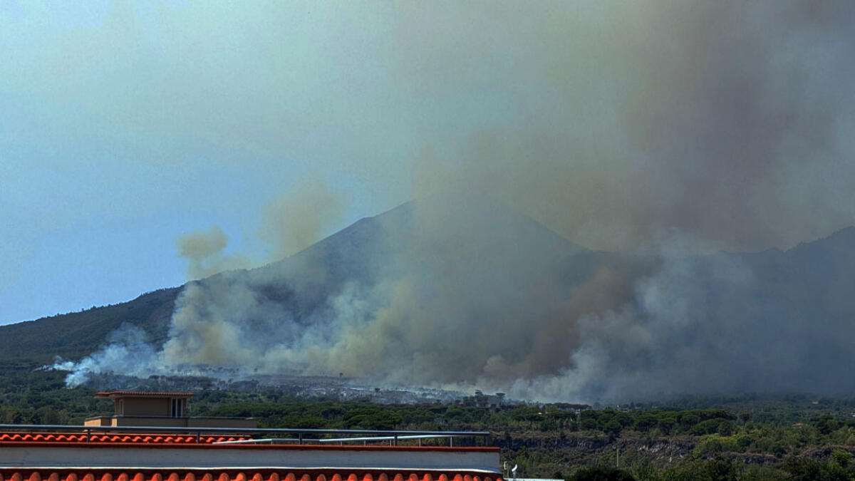 Brucia ancora l'incendio a Pompei, fiamme anche a Terzigno - 