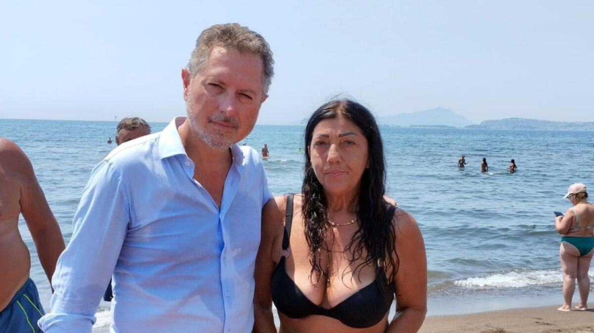 Stabilimento balneare vieta ad una mamma di portare i biberon dei figli in spiaggia - 