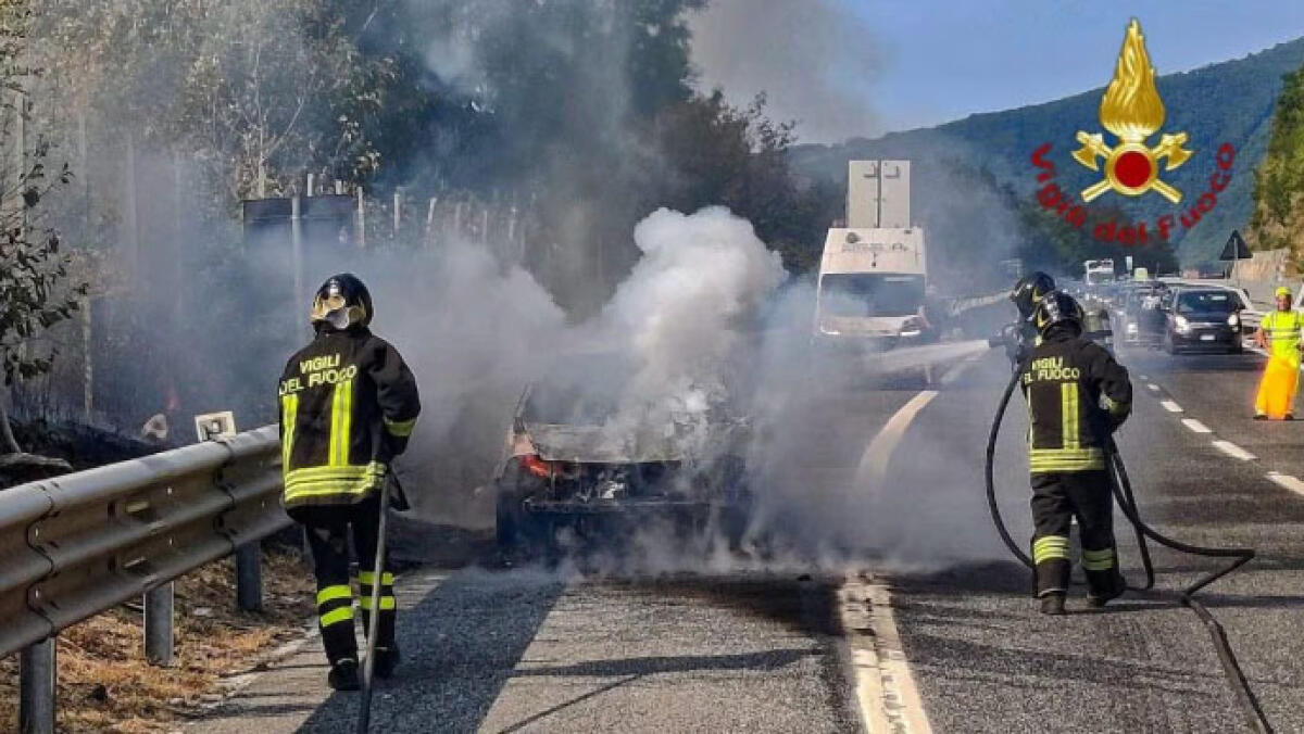 Famiglia parte per un giorno di gita, auto avvolta dalle fiamme sull'A16 - 