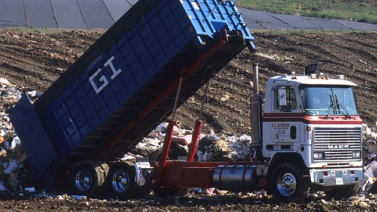 Picchia i netturbini e scappa via con il camion dei rifiuti - 