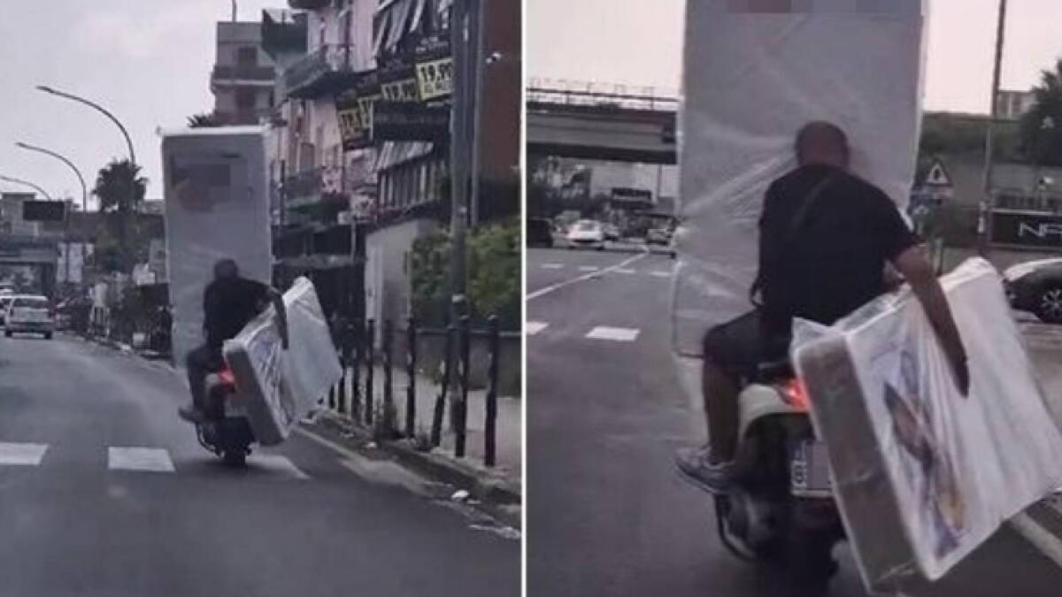 Portano due materassi sullo scooter - GUARDA IL VIDEO - 