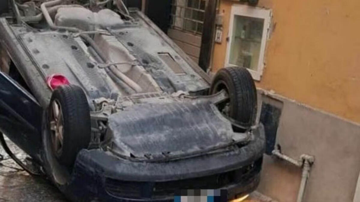 Si schiantano con l'auto e poi si ribaltano, a bordo due giovani - 