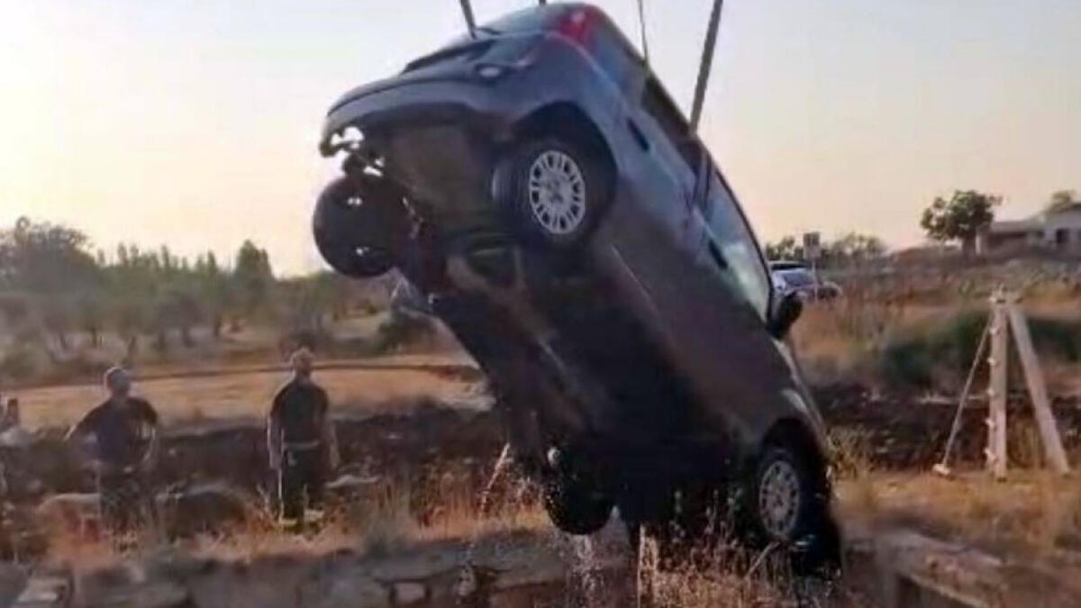 Auto con a bordo 4 giovani finisce in un cisterna - 