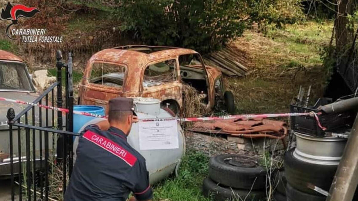 Sequestrata discarica di carcasse di auto - 
