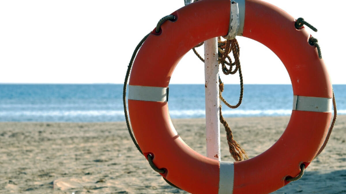 Ragazzina rischia di annegare, a salvarla un bagnino di 16 anni - 