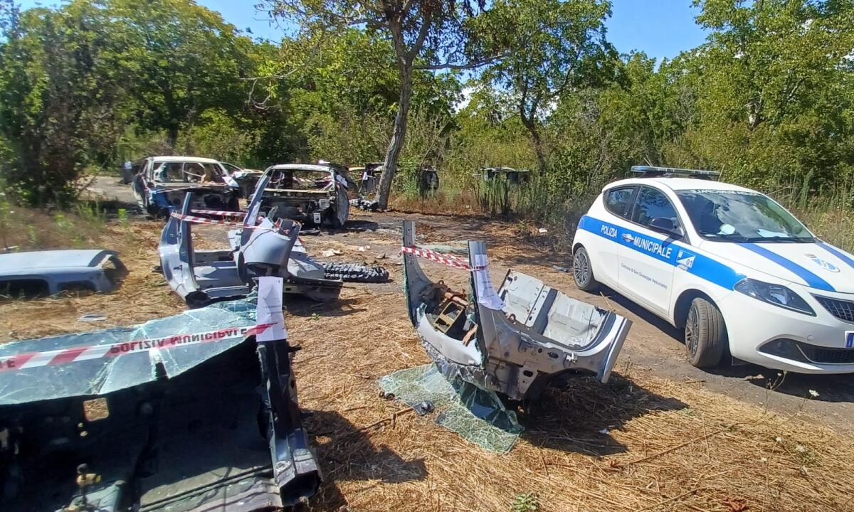 San Giuseppe Vesuviano, la polizia municipale scopre cimitero di auto GUARDA LA GALLERY - 