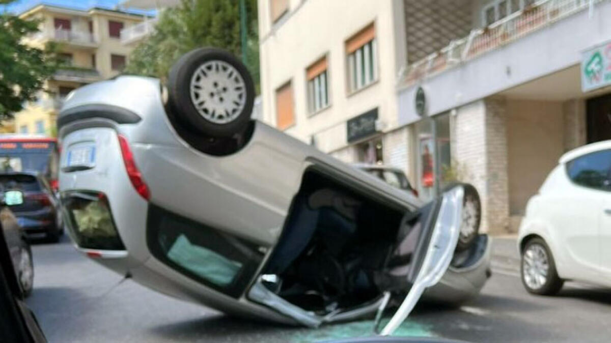 Donna si ribalta con l'auto - 