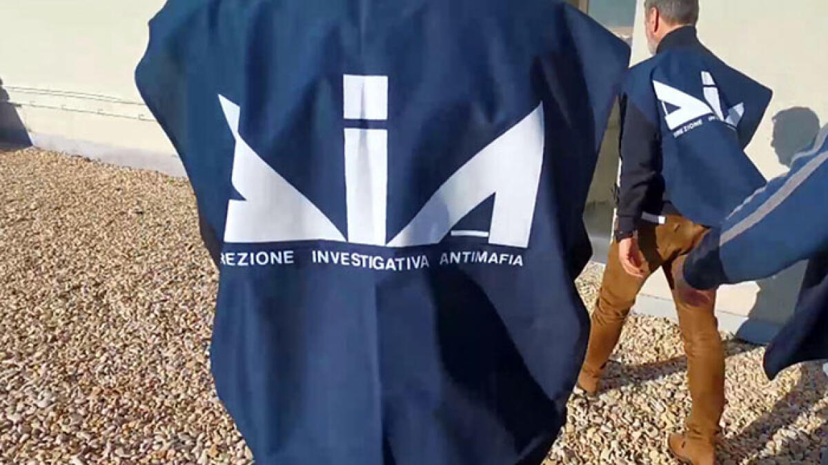 Camorra, l'Antimafia appone i sigilli a tre tabaccherie - 