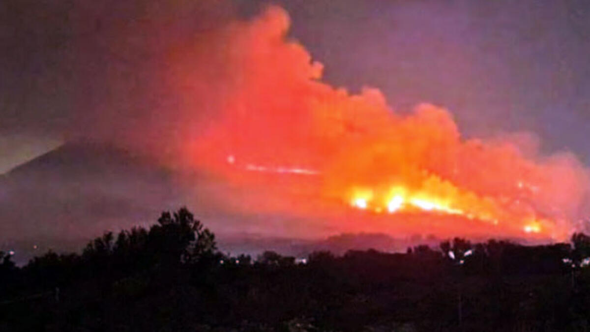 Fiamme sul Vesuvio, l'allarme dei geologi: "C'è il rischio di frane" - 