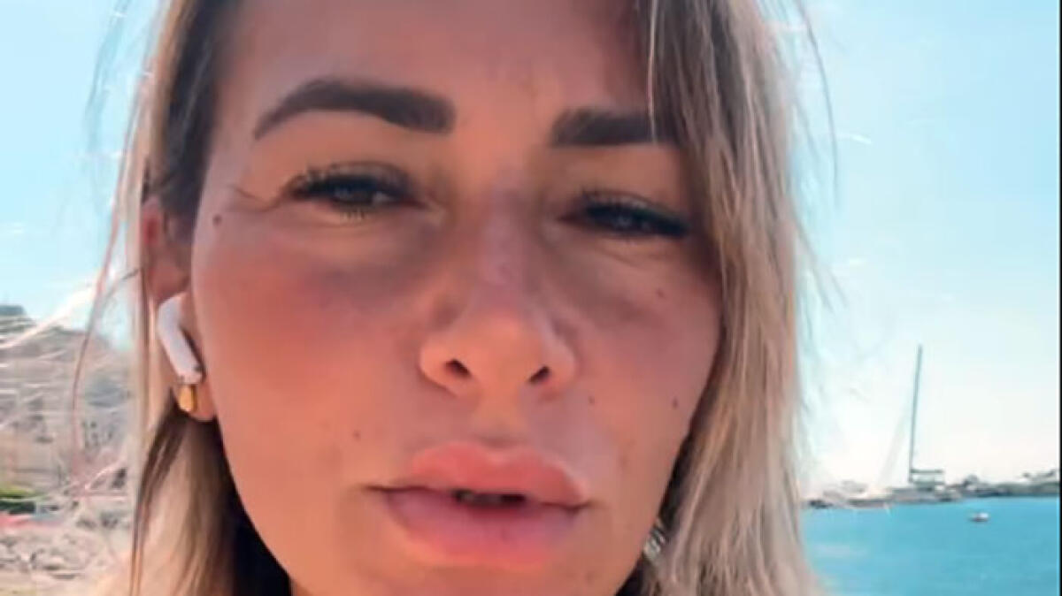 Le cade il costume, influencer campana molestata - 