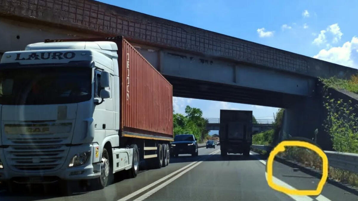 Ci risiamo. Sasso lanciato dal cavalcavia della Statale 268 - 