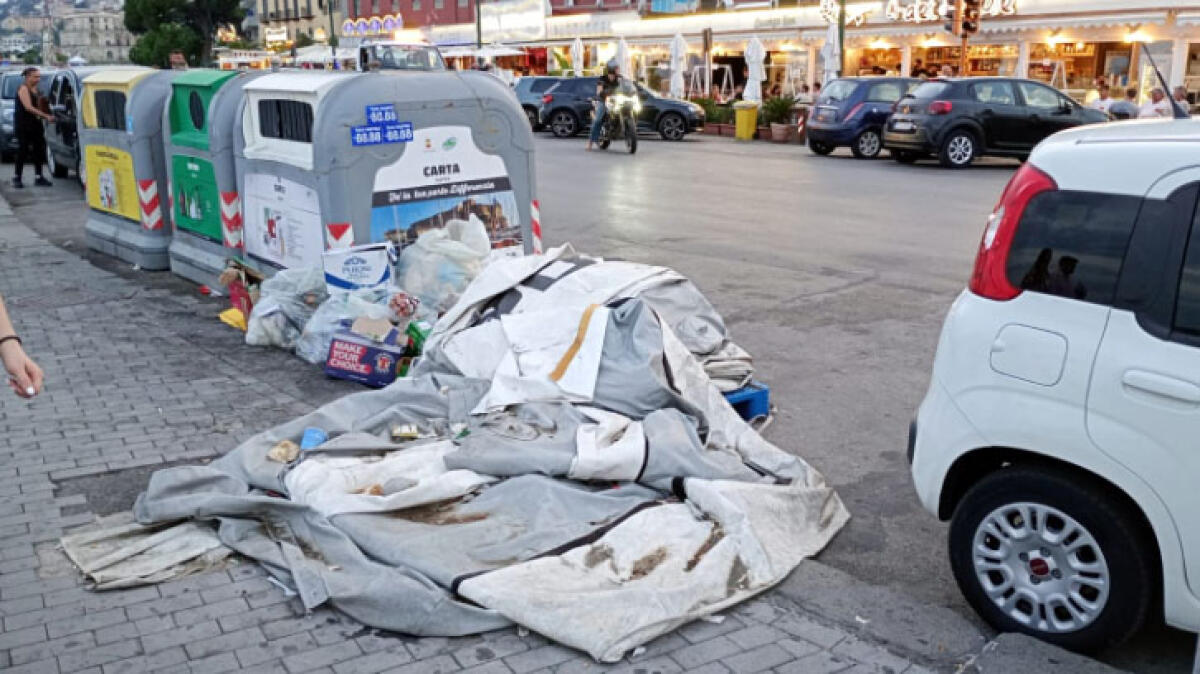 Gommone sgonfio abbandonato in strada - 