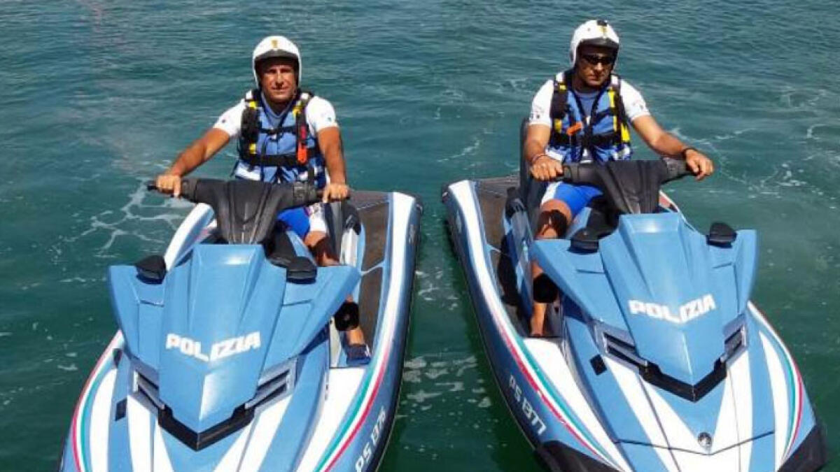 Sperona l'acquascooter della polizia e prova a scappare - 