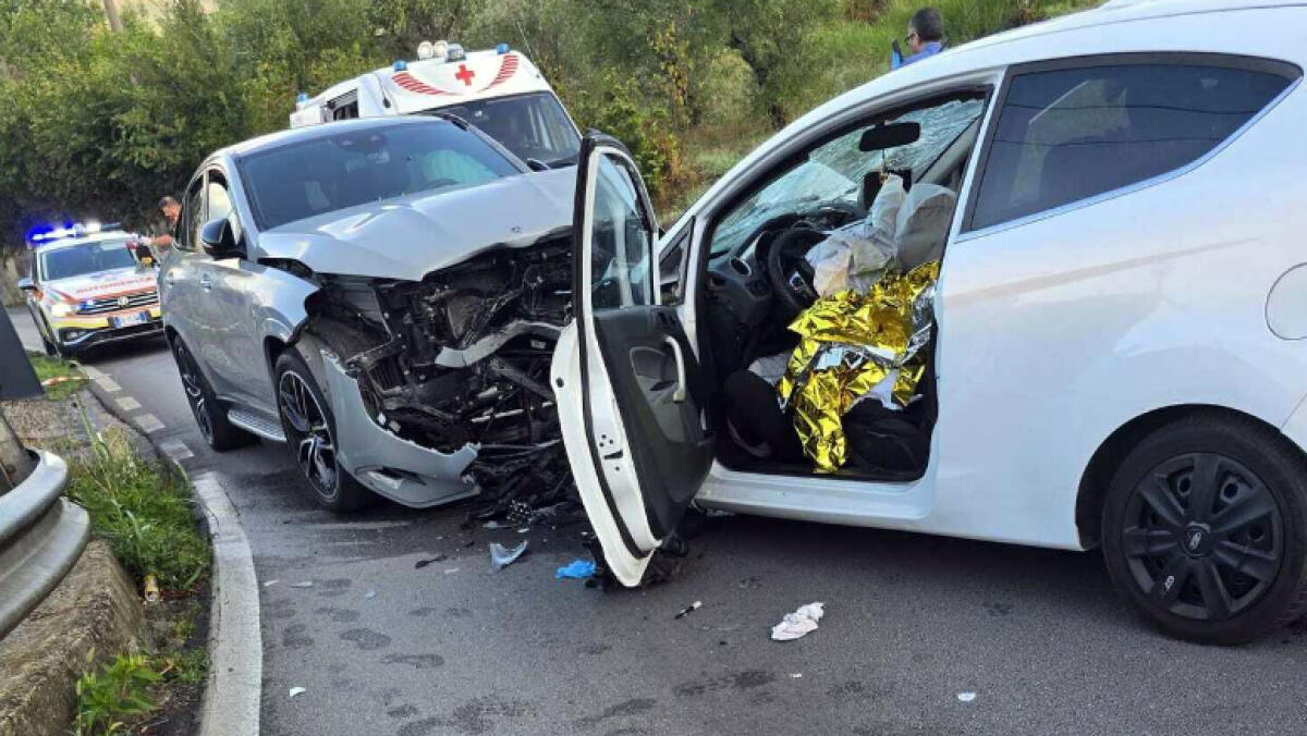 Schianto all'alba, muore a 22 anni - 