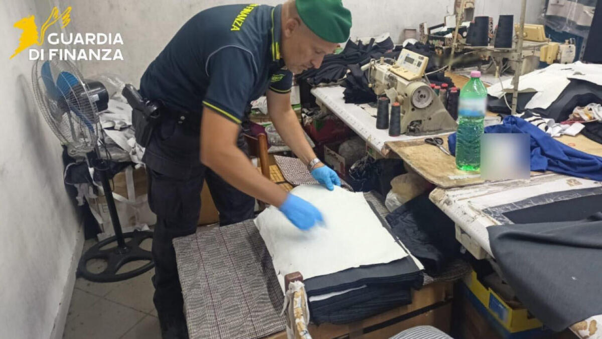 Tutto abusivo, immobile da demolire e furto di corrente: sigilli a maxi-fabbrica di Poggiomarino - 