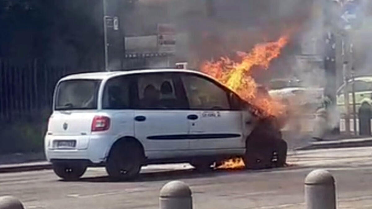 Taxi va in fiamme mentre percorre Via Marina - 