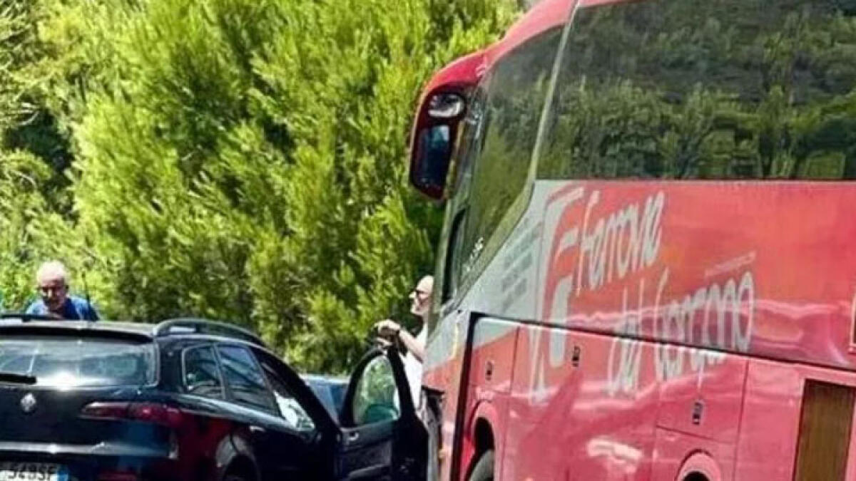 Auto sorpassa, schianto frontale con un bus di linea - 