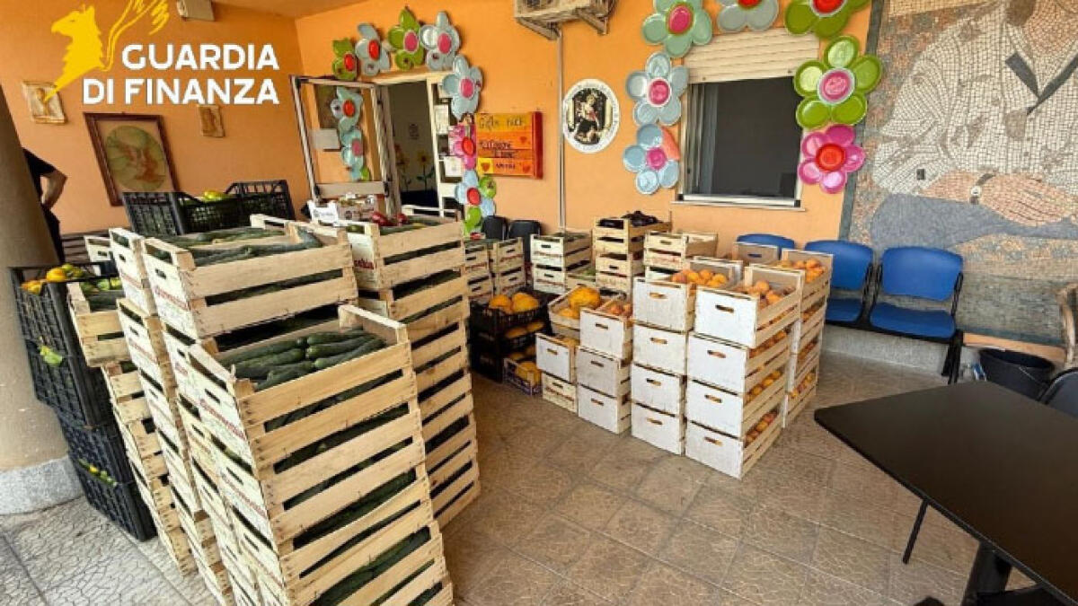 Sequestrate due tonnellate di frutta e verdura - 