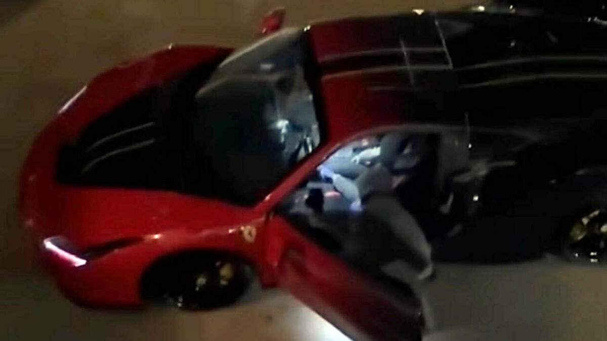 Provano a rubare una Ferrari e vengono scoperti, poi assaltano una palazzina - 