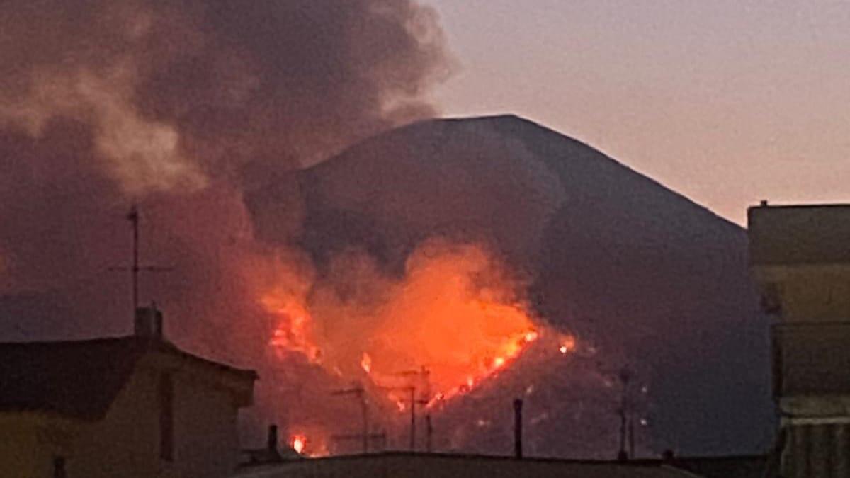 Fiamme sul Vesuvio, volontario colpito da arbusto finisce in ospedale - 